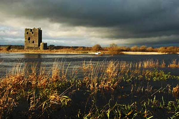 http://www.gelstoncastle.com/images/threavedarksky.jpg